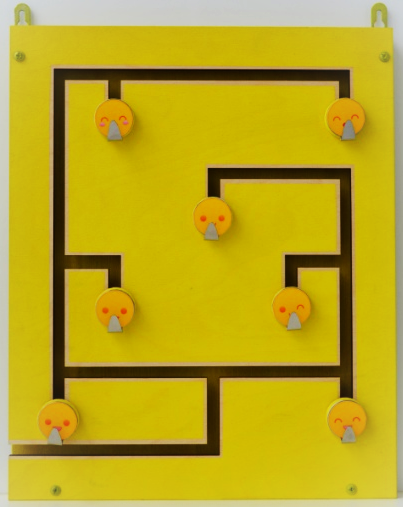 Растущая вешалка-лабиринт детская Эмодзи (средняя) желтая купить